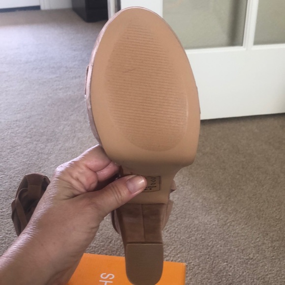 Women’s nude wrap heel. Size 9. - Picture 4 of 6